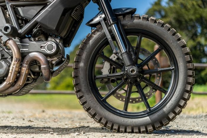 Kaki-kaki masih cukup standar kecuali ban