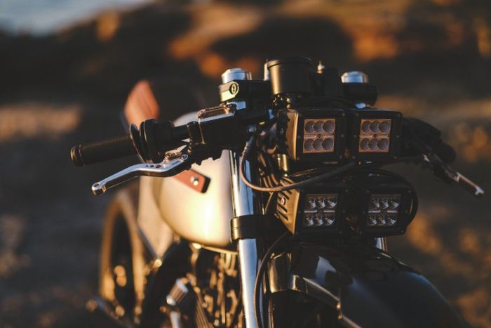 Headlampnya pakai empat LED yang aslinya untuk mobil truk