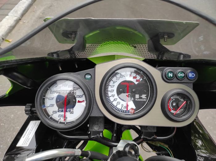 Odometer Kawasaki Ninja 150 RR 62 perak di showroom Jakarta Motorsport