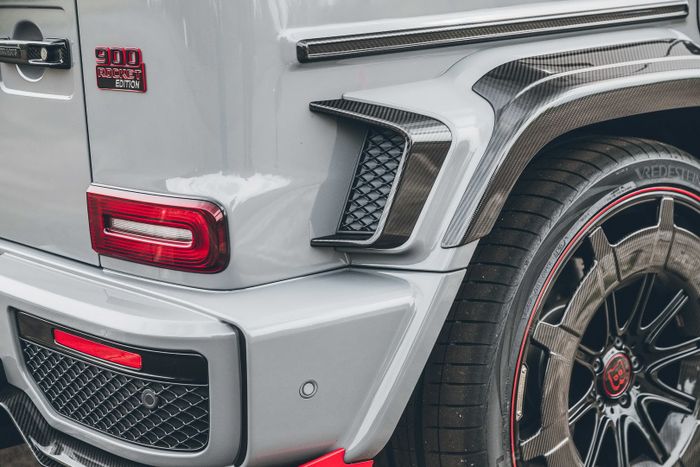 Fender lebih lebar dengan aero fin berbahan serat karbon