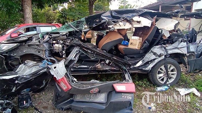 Kondisi Toyota Innova yang mengalami kecelakaan di Tol Solo - Semarang, Senin (21/6/2021) (TribunSolo.com/Adi Surya Samodra) 