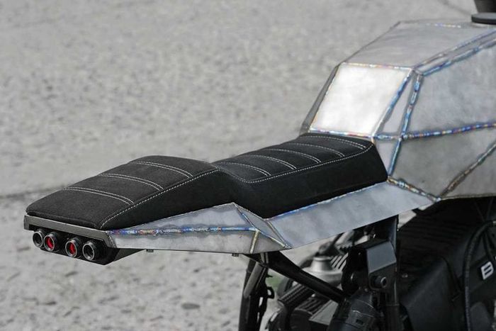 Bodi-bodinya dibuat model monokok dan bermaterial titanium