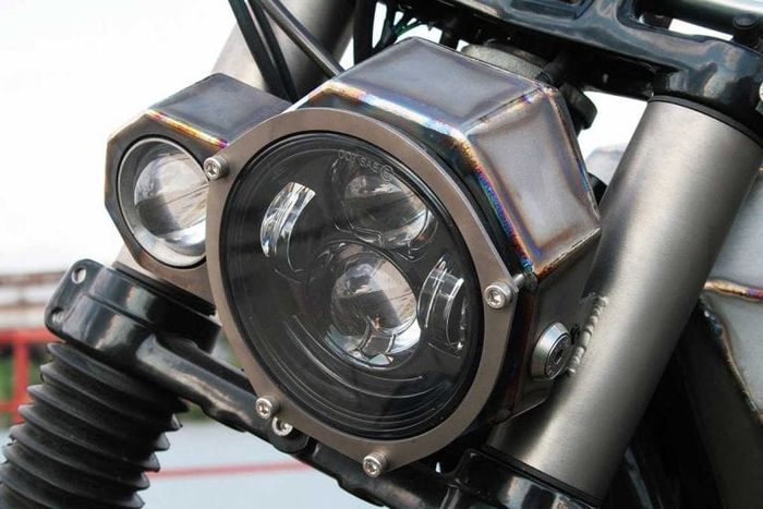 Headlampnya diganti model LED dan memakai cover titanium juga