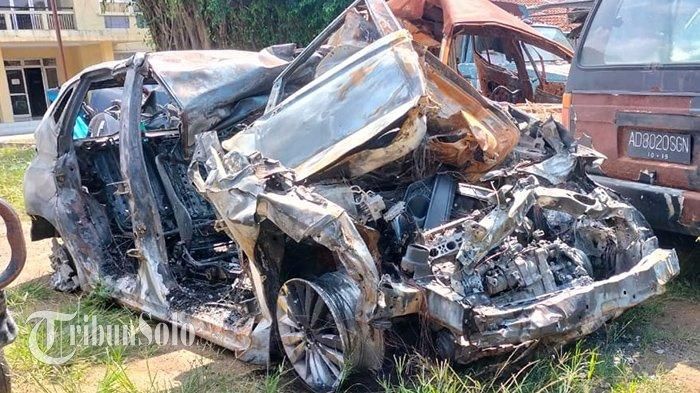 Kondisi Honda Jazz yang terbakar di Tol Sragen-Ngawi