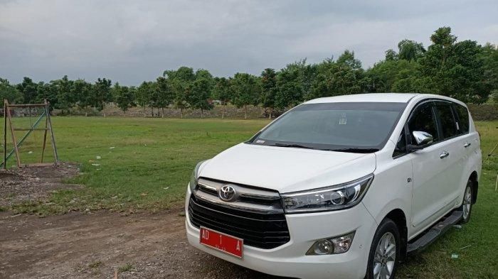 Potret Toyota Kijang Innova yang jadi mobil dinas Wali Kota Solo, Gibran Rakabuming Raka ditinggal di TPU Cemoro Kembar, Selasa (22/06/2021).