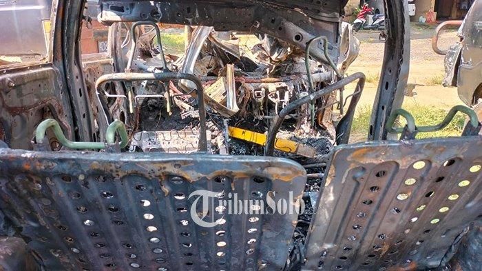 Bagian dalam Honda Jazz yang ludes terbakar usai tabrak truk