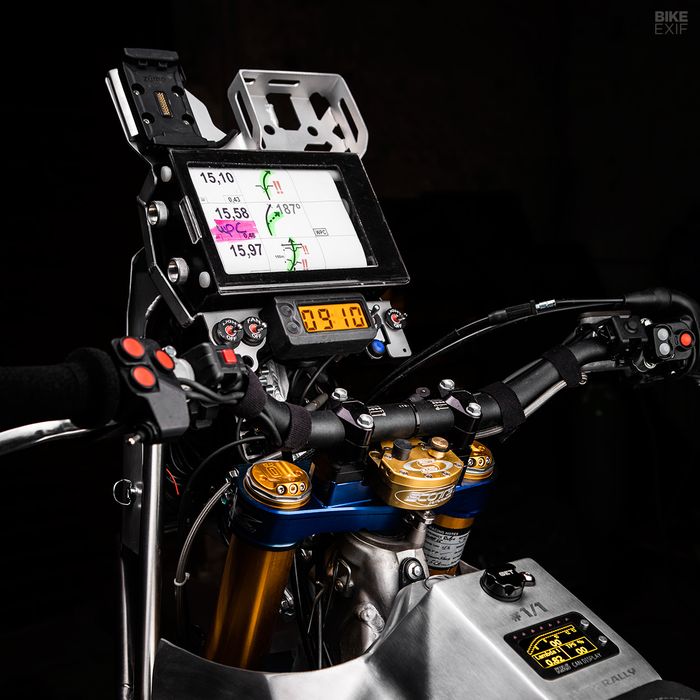 Di bagian kokpit terpasang tower navigasi khas motor balap rally