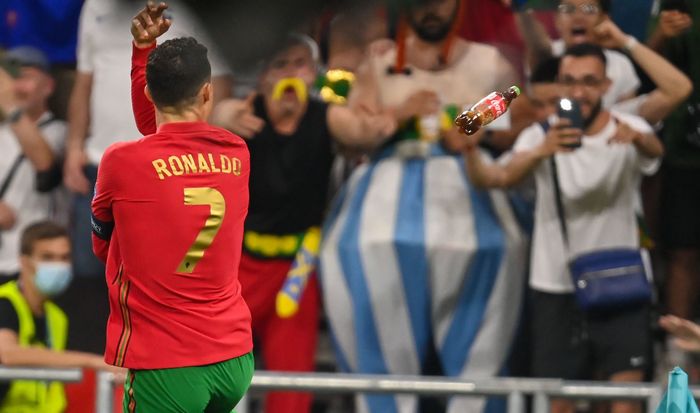 Selebrasi gol kedua Cristiano Ronaldo saat melawan Prancis diwarnai lemparan botol Coca-cola pada Kamis (24/06) 