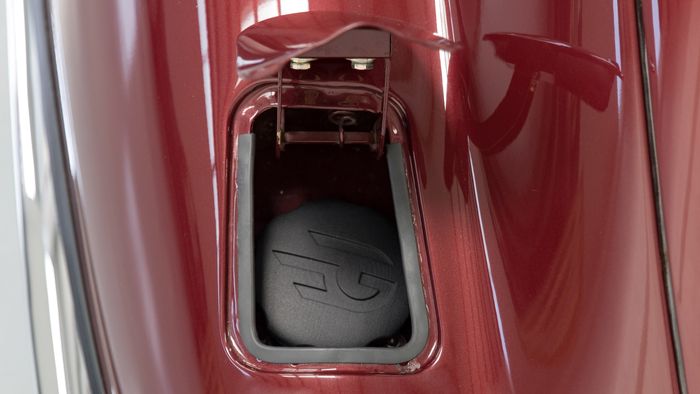 Port pengecasan Jaguar E-Type Electrogenic.