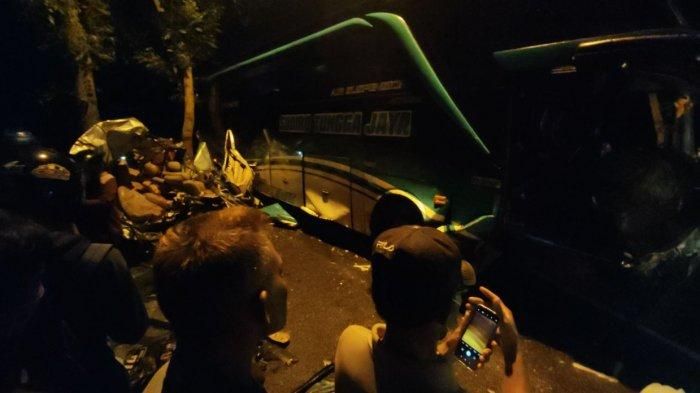 Tiga mobil hancur tabrakan beruntun dengan bus PO Sudiro Tungga Jaya di Sokaraja, Banyumas, Jawa Tengah