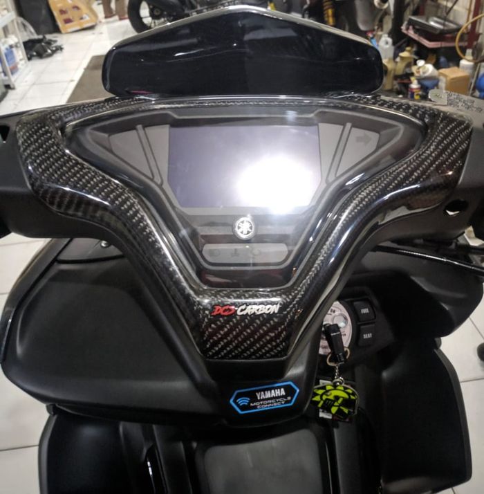 Cover panel instrumen Aerox 155 berbahan karbon