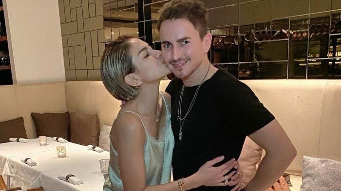 Jorge Lorenzo saat dicium Nikita Mirzani.