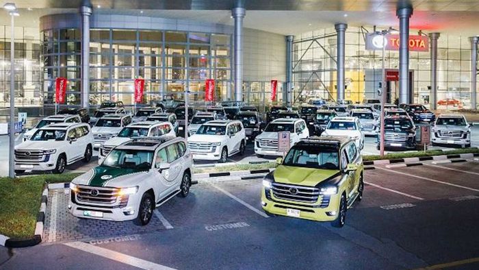 Puluhan Toyota Land Cruiser 300 milik Polisi Dupan dan konsumen Toyota mejeng di depan dealer.