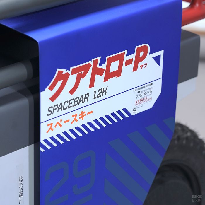 Grafisnya terinspirasi dari robot mecha anime 80-90an