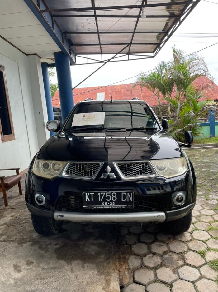 Mitsubishi Pajero Sport dilelang dengan uang jaminan Rp 30 juta.