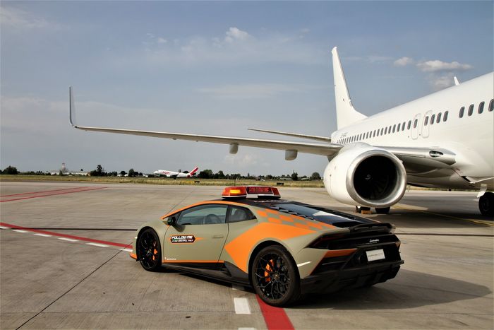 Lamborghini Huracan Evo yang  dijadikan mobil pemandu pesawat di Bandar Udara Bologna.