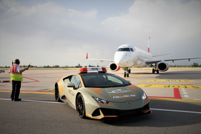 Lamborghini Huracan Evo jadi pemandu pesawat di Bandar Udara Bologna.