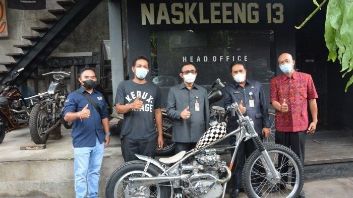 Wali Kota Denpasar, IGN Jaya Negara saat melepas Yamaha XS650 karya Kedux Garage sebelum diberangkatkan dan dipamerkan di Tokyo Jepang.