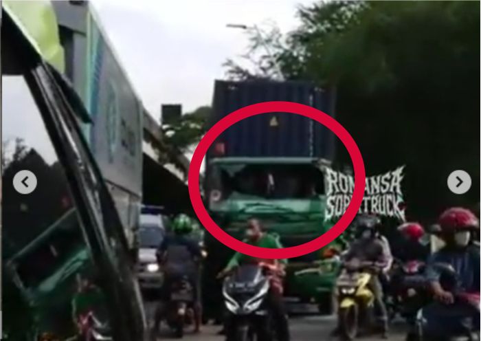 kondisi truk setelah kaca dipecahkan oleh pengemudi Mitsubishi Pajero Sport.