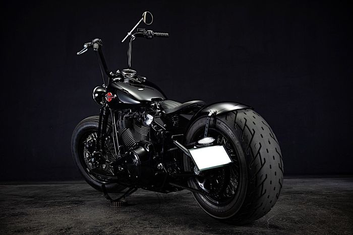 H-D Fat Boy ini diberi label Zoso Blood No.2