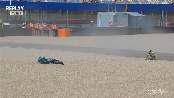 Cuplikan insiden crash yang menimpa Valentino Rossi di tikungan ketujuh Sirkuit Assen pada seri MotoGP Belanda 2021.