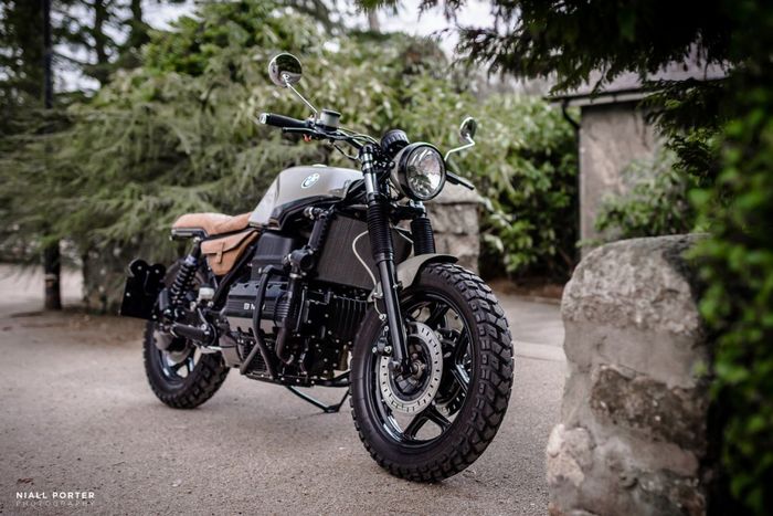 Suspensi mendapat beberapa penggantian agar kesan scrambler makin kuat