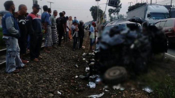 KA Penataran tabrak Toyota Avanza di perlintasan tanpa palang pintu kawasan Sumberpucung, kabupaten Malang, Jawa Timur
