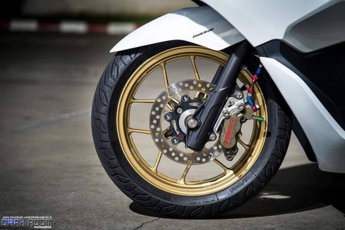 Pelek punya Vario, pengereman pakai Brembo