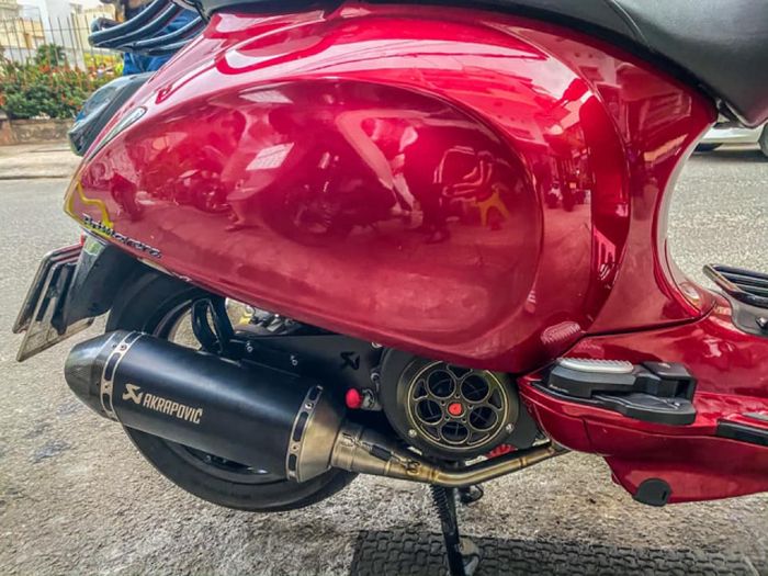 Sektor mesin mendapatkan exhaust system Akrapovic