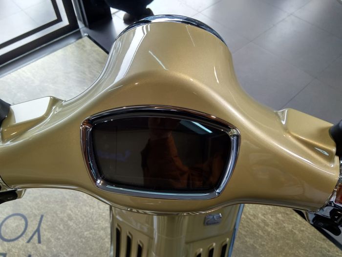 Spidometer TFT color display 4,3 inci yang awalnya dipakai Vespa GTS Super Tech 300 kini bisa dinikmati di Vespa Primavera 75th Anniversary Limited Edition!