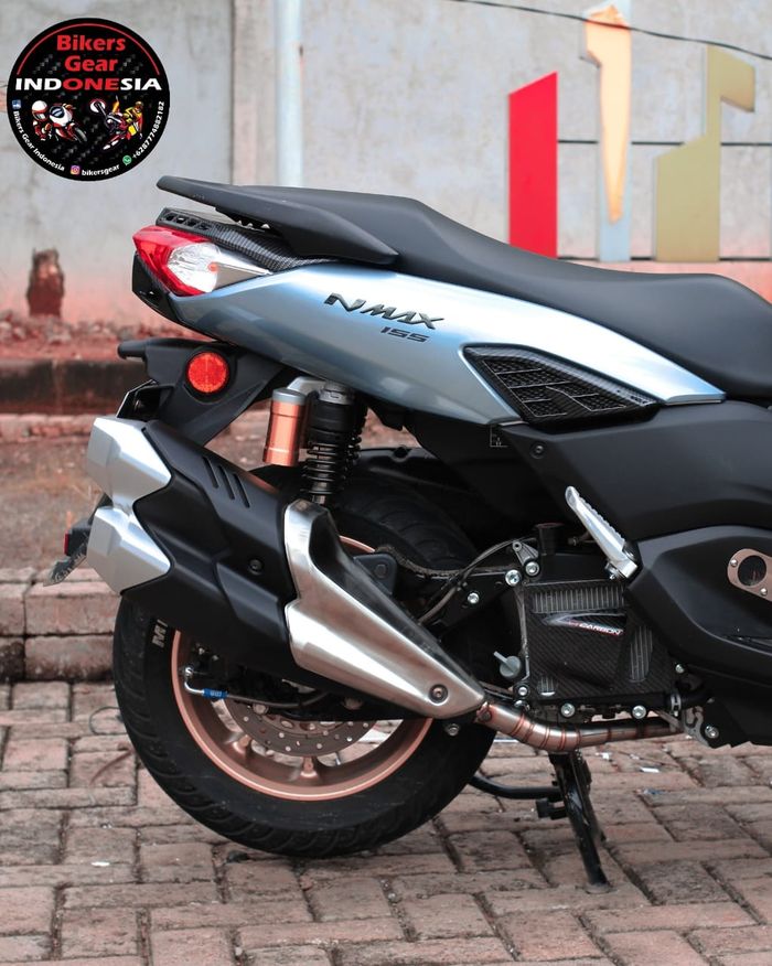 Tampak samping silincer knalpot ori Honda CBR250RR di Yamaha All New NMAX.