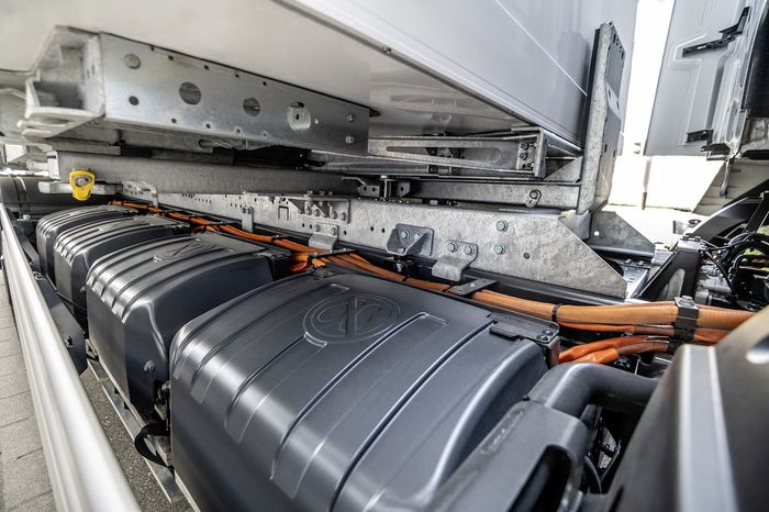 Tampak battery pack milik truk listrik Mercedes-Benz eActros.