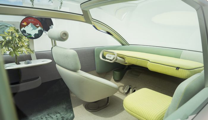 Interior MINI Vision Urbanaut memperlihatkan dashboard dan kolom kemudi.