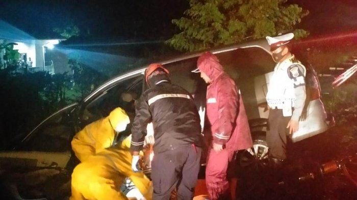 Proses evakuasi korban dan Toyota Kijang Innova yang hantam pembatas tol Pemalang-Batang