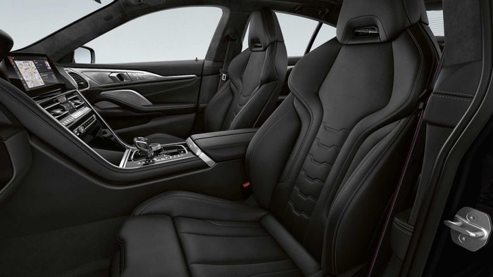 Kabin Seri-8 Frozen Black ini juga dikemas warna hitam