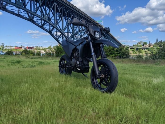 Husqvarna 701 supermotor yang super keren