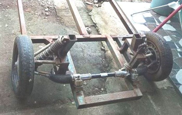 Sistem kemudi replika Morris Mini. 