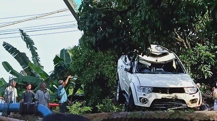Mitsubishi Pajero Sport setelah dievakuasi dari dasar sungai di desa Sukaraja, Pedamaran, Ogan Komering Ilir, Sumatera Selatan