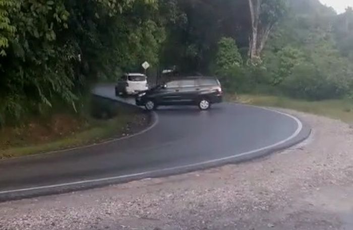 Tangkapan layar Toyota Kijang Innova mengalami aquaplaning di Jalan Lintas Sumatera, Kecamatan Lumban Julu pada Minggu (27/06/2021).