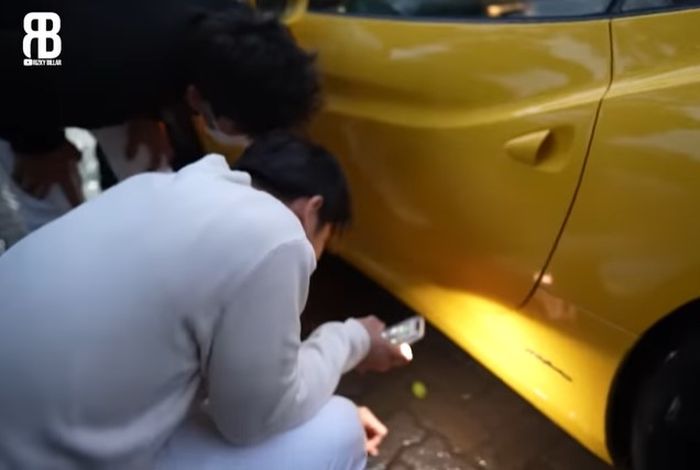 Rizky Billar saat melihat kondisi Ferrari California yang dibawa kabur  Lesti Kejora.