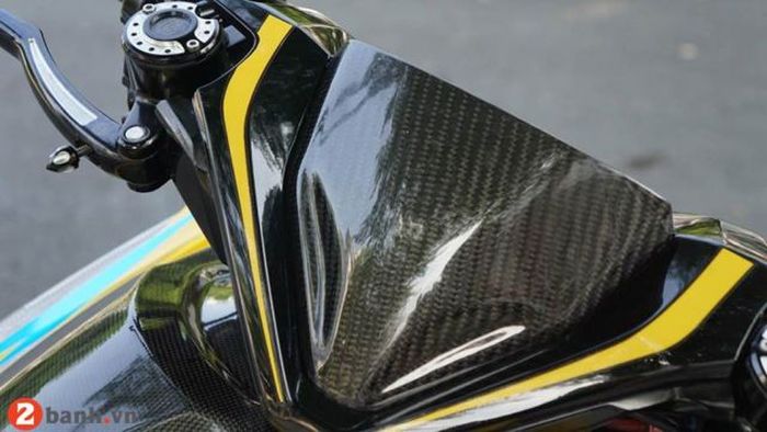 Beberapa panel bodi dilapisi serat karbon agar lebih mewah