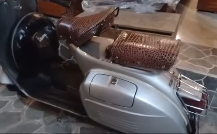 Tampilan Vespa Sprint 150 rakitan 1978 milik Ki Manteb Soedharsono.