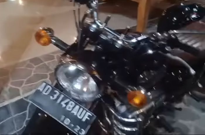 Kawasaki W250 lansiran 2018 milik Ki Manteb Soedharsono.