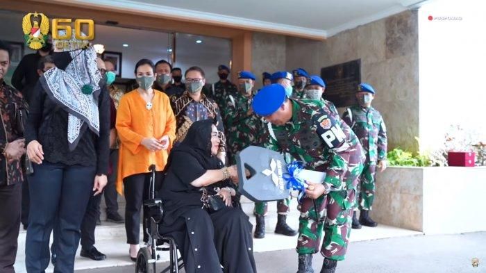Rachmawati Soekarnoputri melakukan penyerahan simbolis Pajero Sport dan Kawasaki Concours kepada Letjen TNI Dodik Wijanarko.