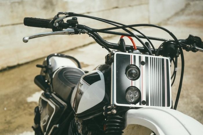 Headlamp diganti dengan model LED dan disematkan pada number plate depan