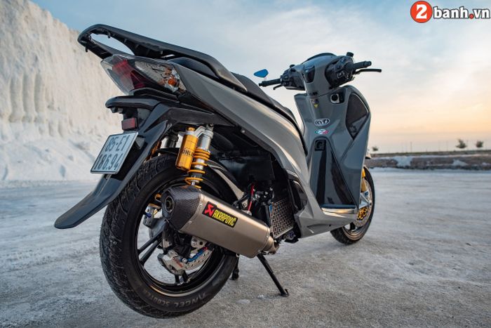 Sektor mesin mendapat exhaust system Akrapovic