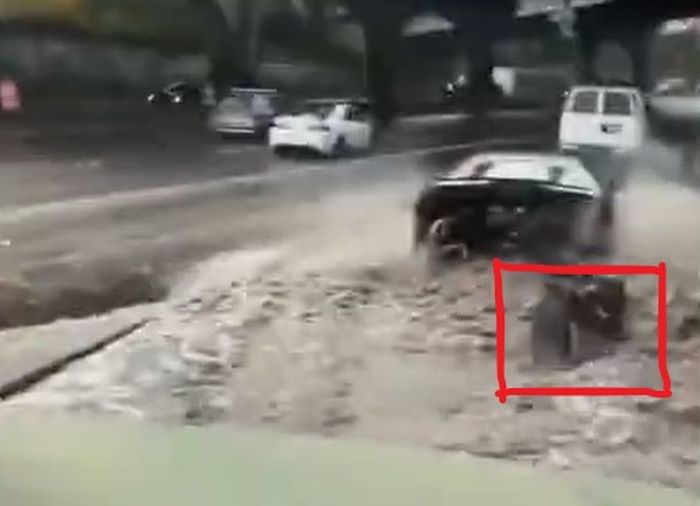 bumper belakang Lamborghini Huracan yang copot setelah terjang banjir.