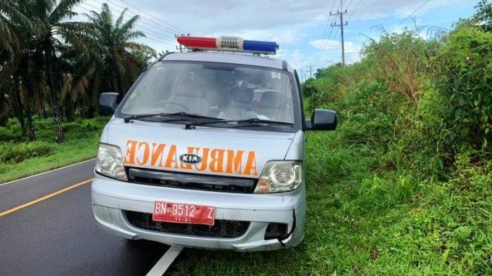 Ambulans RSUP Ir Soekarno terguling di Bangka Barat usai antar jenazah Covid-19