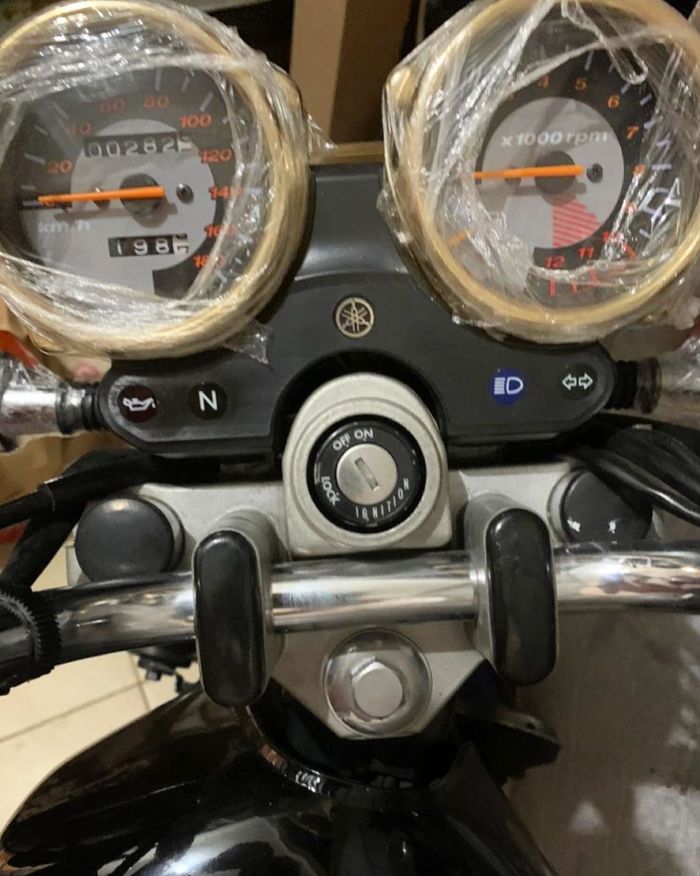 Odometer Yamaha RX-King SE 20th Anniversary Gold Edition yang dibanderol lebih mahal daripada Honda Brio Satya masih menunjukkan angka 198 Km