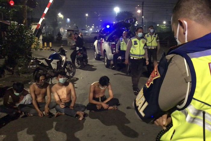 Polisi menangkap gerombolan anak muda bermotor membawa senjata tajam di perlintasan rel Stasiun Senen, Jakarta Pusat (KOMPAS.com/WAHYU ADITYO PRODJO)